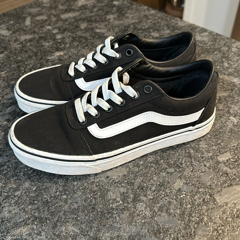 Vans old skool shoe - women’s black and white - 7.5